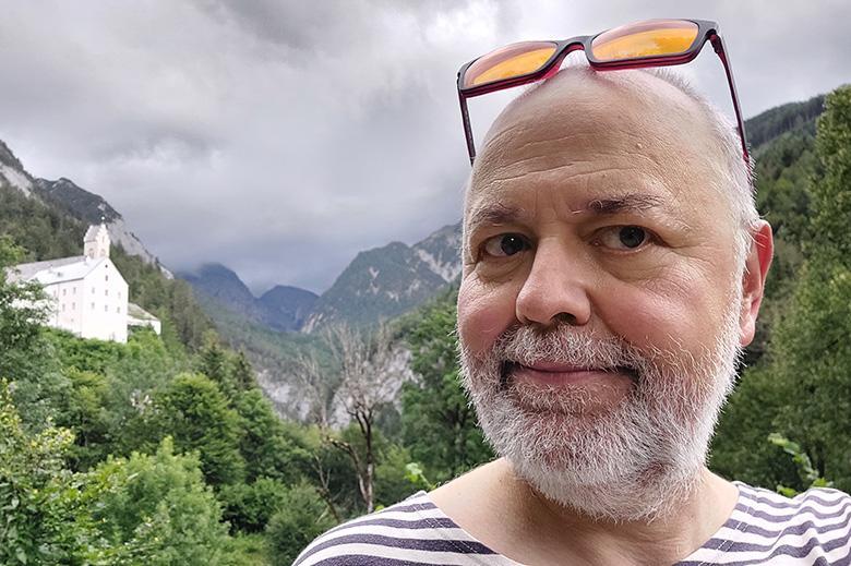 Aleš Palán: „Víra vychází z kostela i do hospody a na hokej.“ Jeho nejnovější kniha přináší rozhovory s duchovními, ve kterých ukazuje jejich zájmy i nekonvenční způsob uvažování