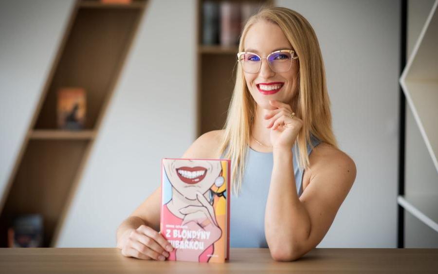 Z blondýny zubařkou, podruhé: Hedvika Kaplánová v nové knize servíruje černý humor i nečekané příběhy z praxe
