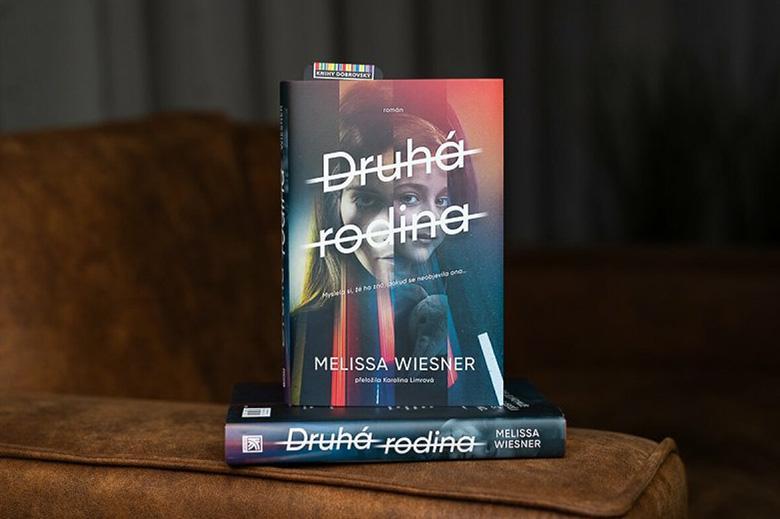 Červencové knižní novinky brnkají na struny vzpomínek i tajemství – napínavý hit z Goodreads a poetické příběhy z japonského bistra