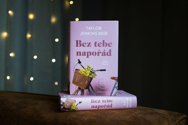 Bez tebe napořád: debut spisovatelky Taylor Jenkins Reid vychází znovu. Připomeňte si, čím si tato bestsellerová autorka získala naše srdce