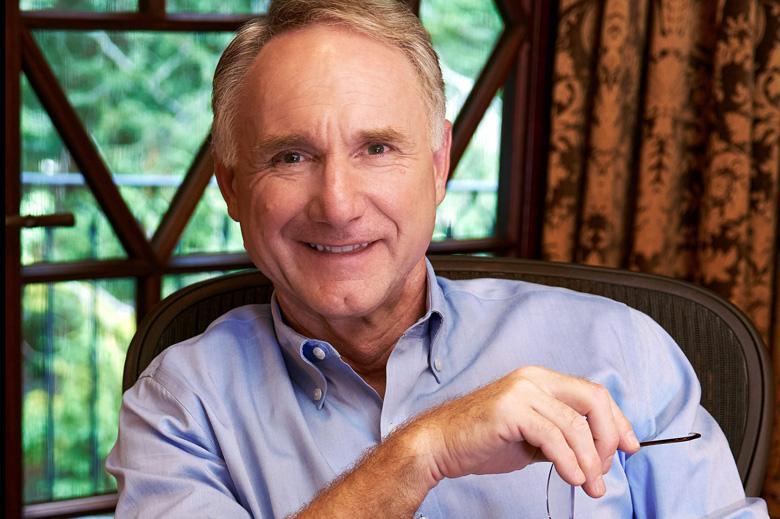 Praha jako střed světa: Dan Brown ve své novince přivádí Roberta Langdona do stínu našich věží. Tajemství všech tajemství vychází už v září!