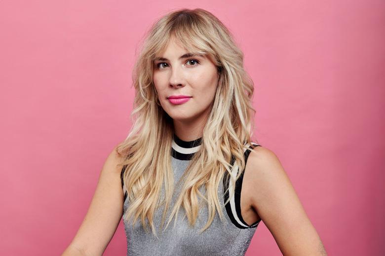 Skvělá zpráva pro fanoušky spisovatelky Emily Henry – právě vychází novinka Povedená historka! Letní příběh láká na opravdovost a neobyčejnou slow burn romantiku