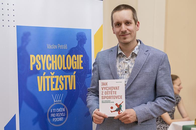 Václav Petráš: „Rodiče jsou klíčoví v jakékoli oblasti dětského života – včetně sportu." Jak vychovat z dítěte sportovce se dozvíte ve stejnojmenné knize