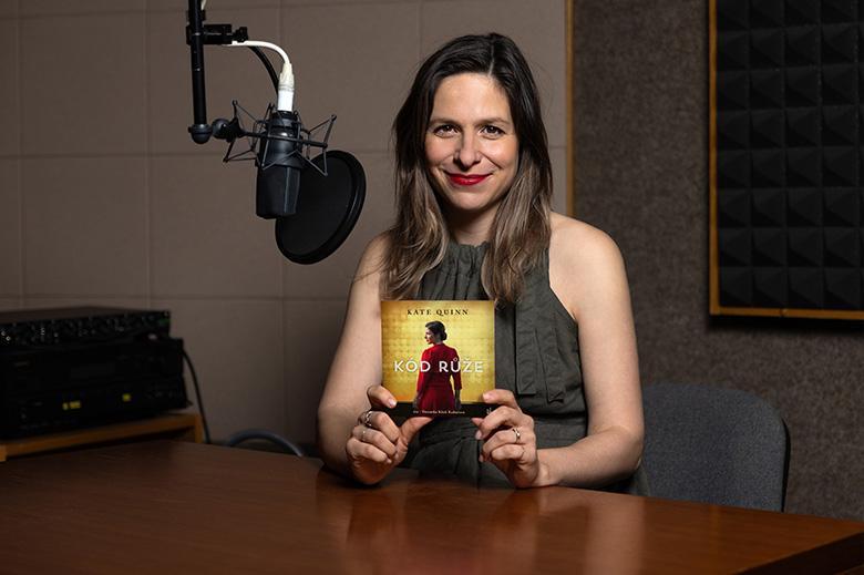 Veronika Khek Kubařová: „Ženy hrály ve válce zásadní roli, často opomíjenou. Ať už v dobrém nebo ve zlém tahaly za nitky.“ Více než dvaadvacetihodinový Kód růže je nejdelší audioknihou, kterou herečka dosud načetla