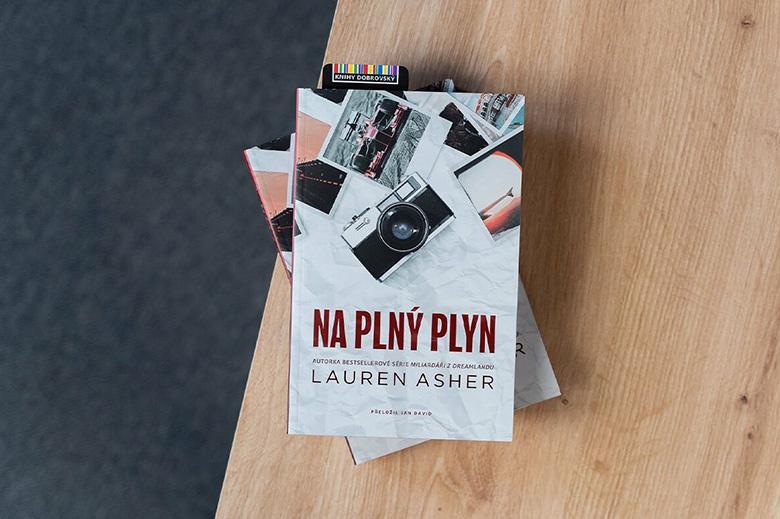 Září ve znamení rychlých aut a smrtících soutěží: na pulty knihkupectví přichází temná nekromancerská romantasy a první díl nové série ze světa závodních okruhů Formule 1