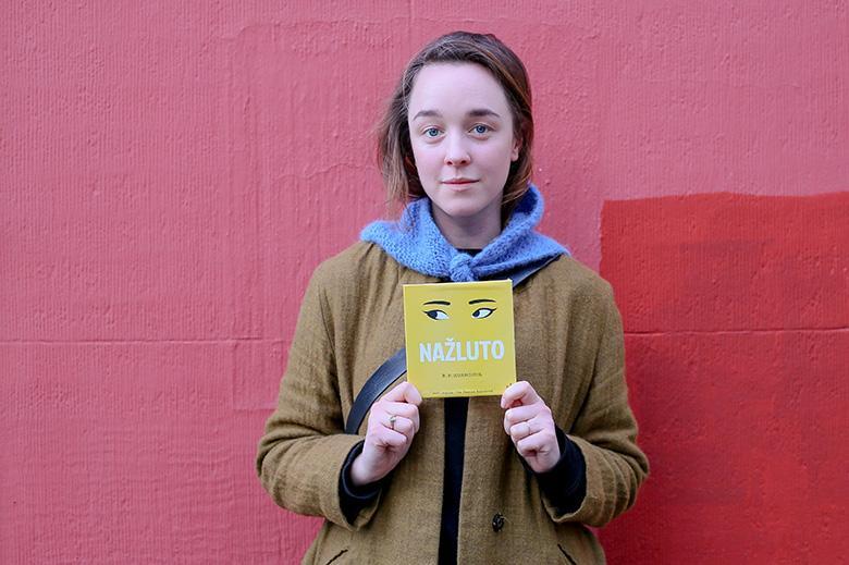 Denisa Barešová: „Nejsem soutěživý typ, a byť jsem cílevědomá, radši se s nikým příliš neporovnávám.“ Mladá herečka načetla audioknihu Nažluto z prostředí amerického knižního průmyslu