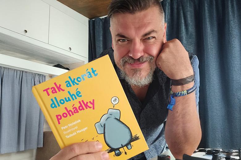 Šéfredaktor deníku Metro vydal svou knihu pohádek. „Jsou tak akorát dlouhé, aby děti udržely pozornost a já neusnul uprostřed odstavce,“ říká Petr Holeček