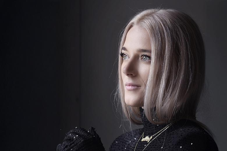 „Nevím, co bych dělala, kdybych nepsala,“ říká básnířka Kateřina Pokorná známá jako Svojost. Na Instagramu na ni alespoň jednou natrefil každý, sdílel ji dokonce i Leoš Mareš