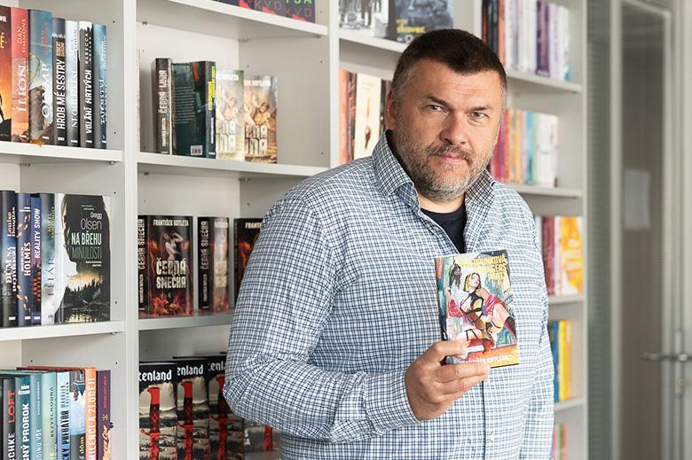František Kotleta: „Magie, to je hlavně krev a sex.“ V čerstvé knižní novince kontroverzního spisovatele tohle všechno najdete. Kyberpunková swingers party právě vyšla