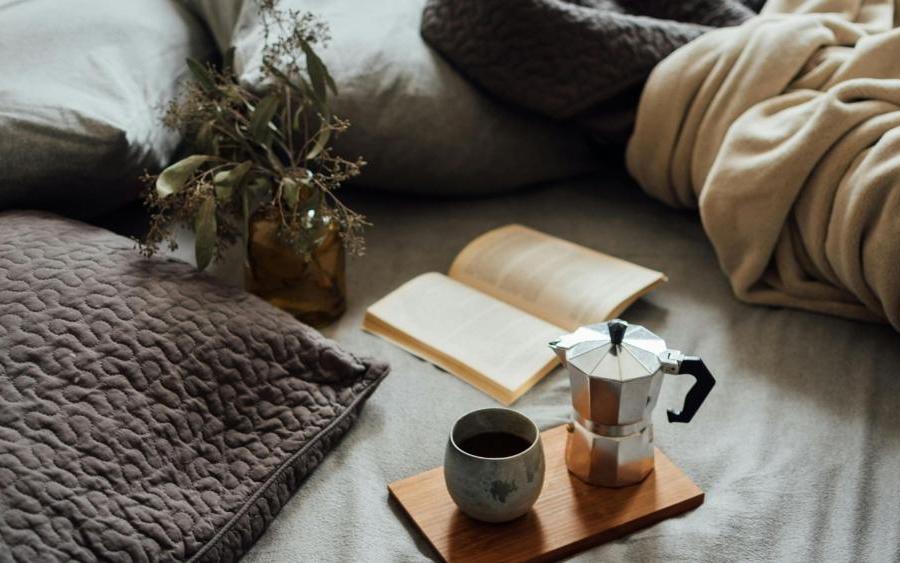 Tyhle české knihy v listopadu musíte číst: temná láska, ztracená magie a svět, který se hroutí