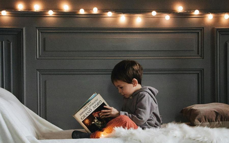 Příběhy, které se čtou šeptem i nahlas: náš výběr pro mladé čtenáře