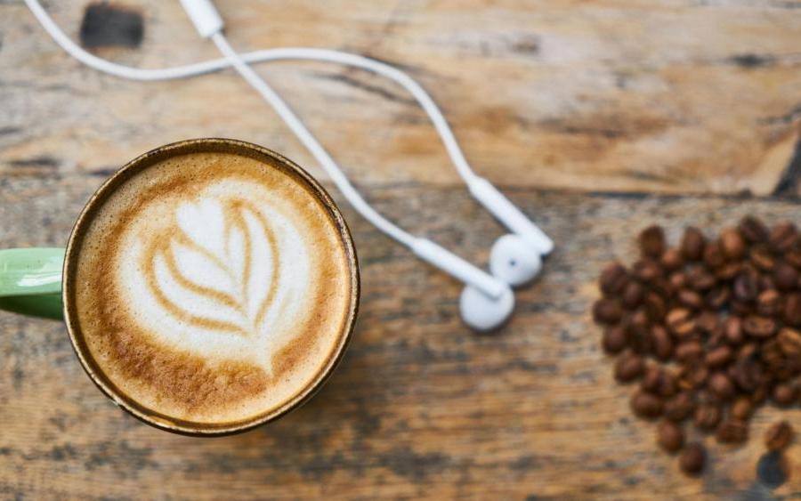 Robokat, Poirot i Hyperion: Audioknihy, které potěší vaše uši