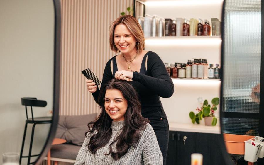 „Proměna nezačíná u vlasů, ale uvnitř.“ Kadeřnice Martina Odstrčilová o změnách, které ženám mění život