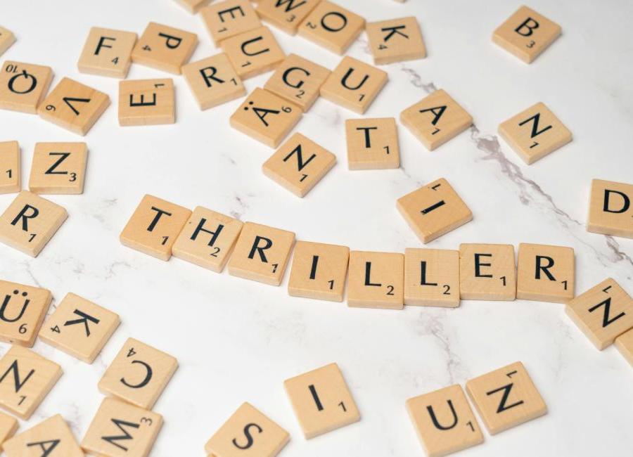 Od skotského ostrova po česká sídliště: thrillery, které vás dostanou do kleští